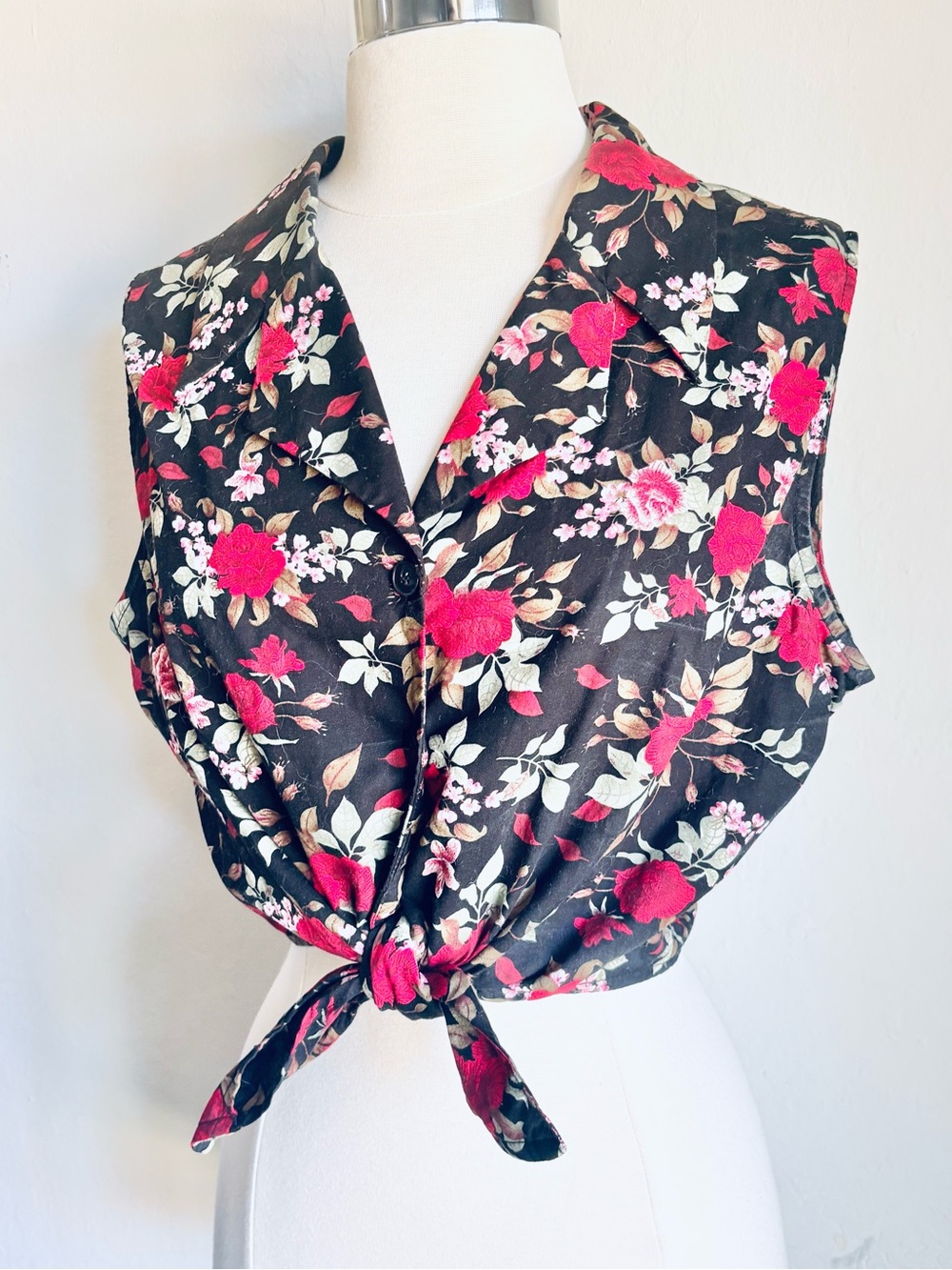 Sleeveless Black Floral Button Down Tie-Front Crop Top with Pink Accents - Picture 2 of 2